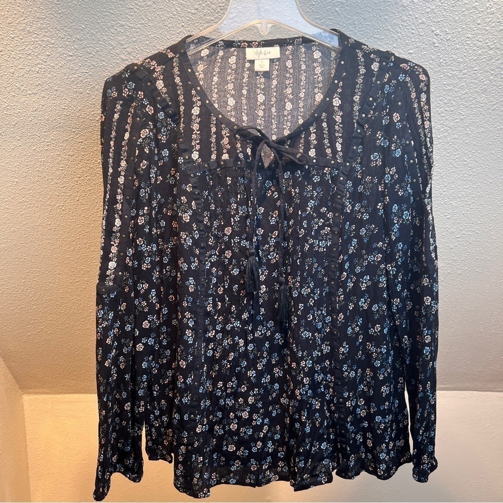 STYLE & CO Black Floral Top w/ Long Sleeves & Elastic Cuff. Size Large. Tie Neck